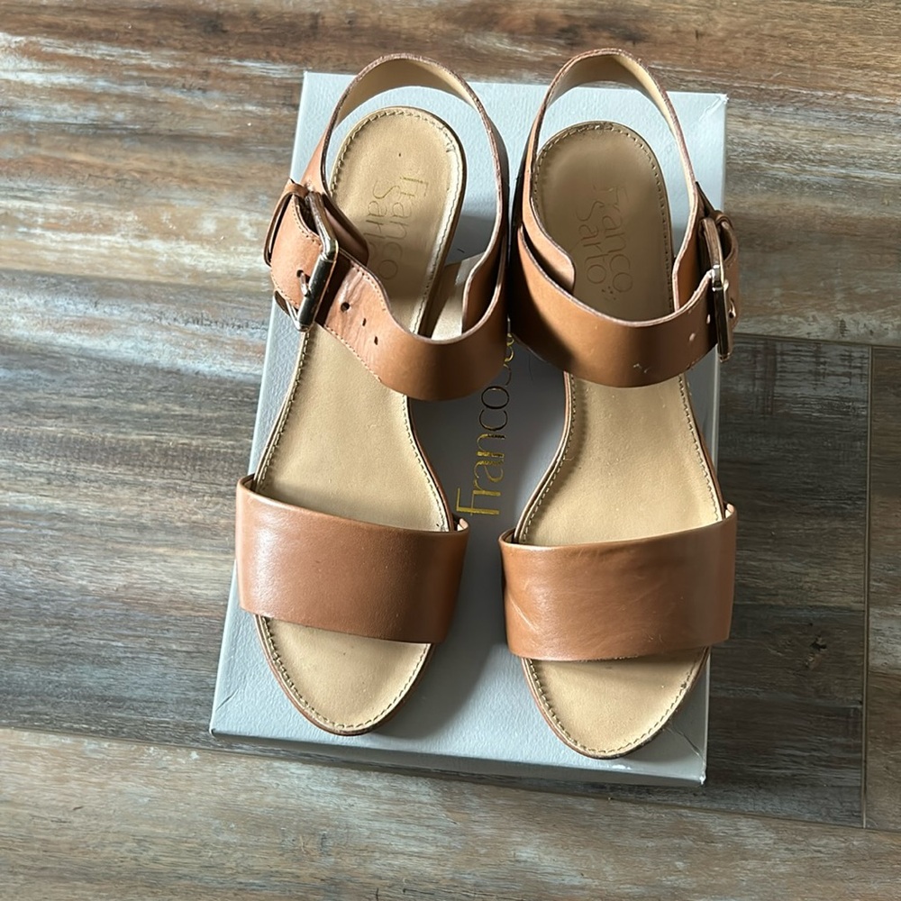 Women’s sandal with low heel